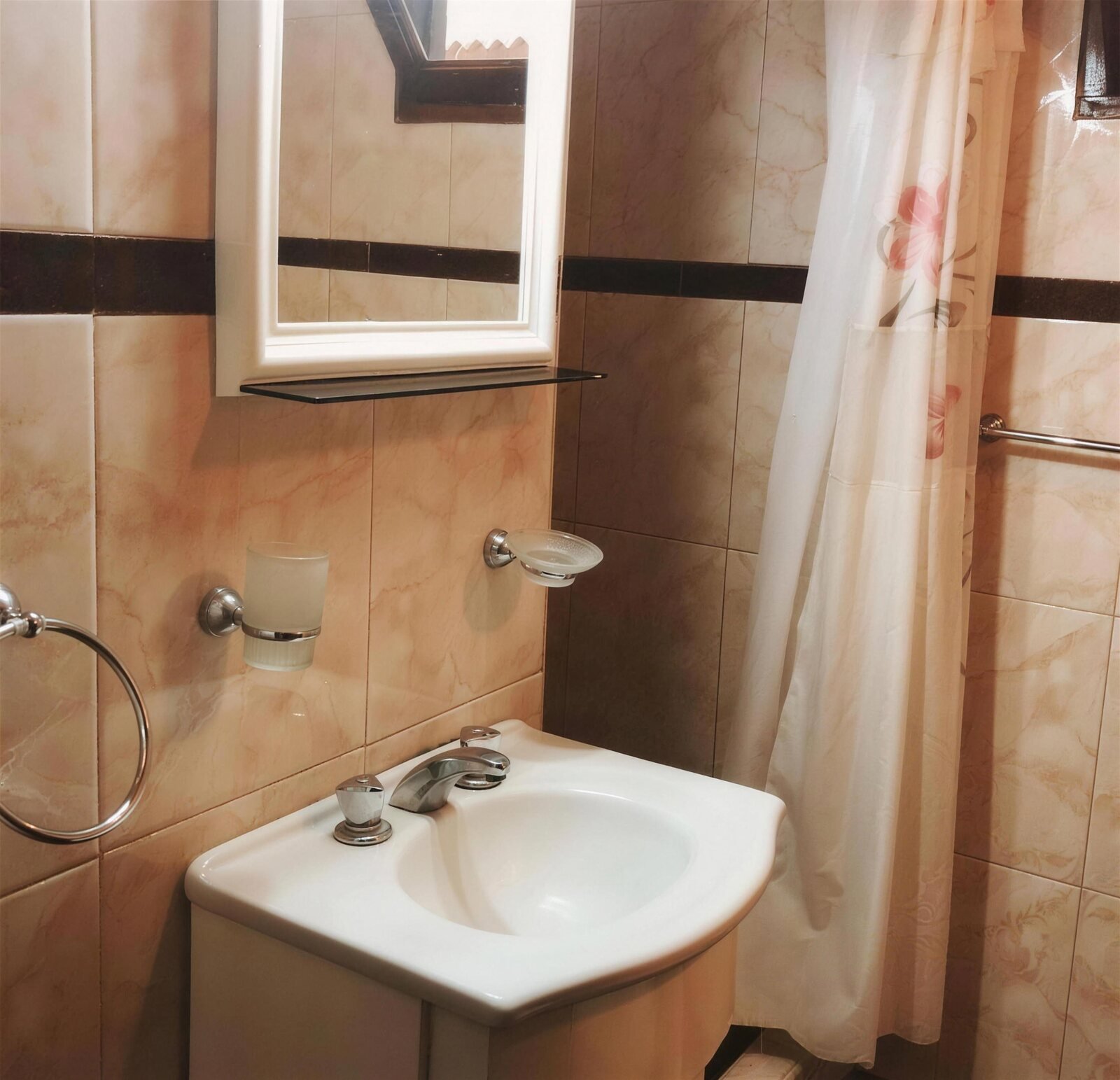 Baño completo con vanitory, espejo y ducha